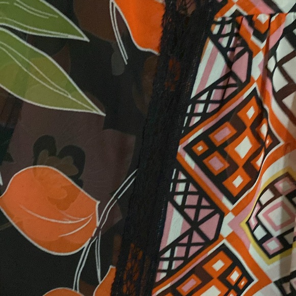 Contemporary Style Signature/Studio Large V-Neck with lace trim great condition - Picture 5 of 7